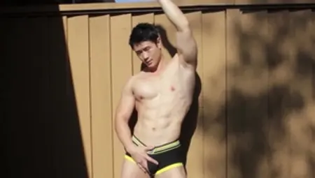 Cum Fu - Muscle Peter Le gets plowed in the bath