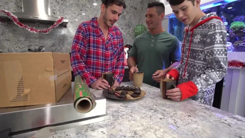 Los chicos abren el regalo: el culo abierto de Jax
